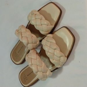 🌞🌞🌞Time & Tru size 6 NWOT CREAM COLOR sandals with 2 weaved straps